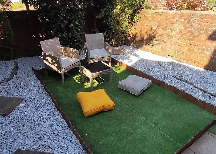 Mulberry House Excellent Central Location Courtyard Garden 3 Bedrooms Sleeps Up To 6 Public Parking In Vicinty