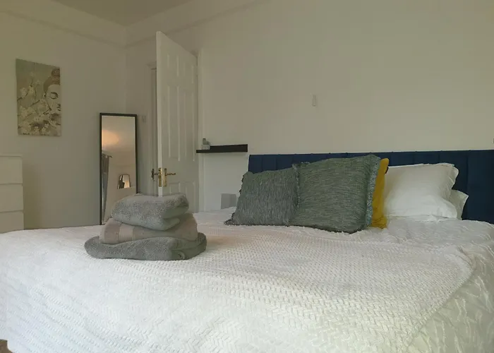 Mulberry House Excellent Central Location Courtyard Garden 3 Bedrooms Sleeps Up To 6 Public Parking In Vicinty